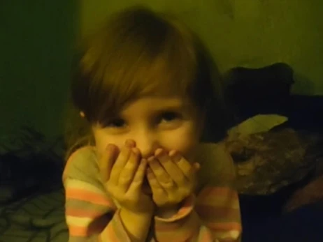 Аваков показал видео из осажденного Мариуполя: Это Алиса. Ей 4 года и она 50 дней живет с мамой в бункере
