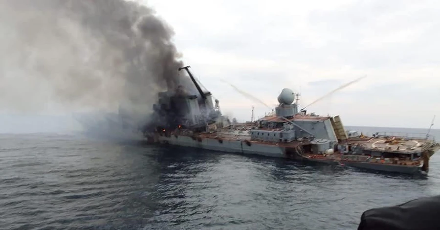 В соцсети появились возможные фотографии крейсера “Москва” после атаки