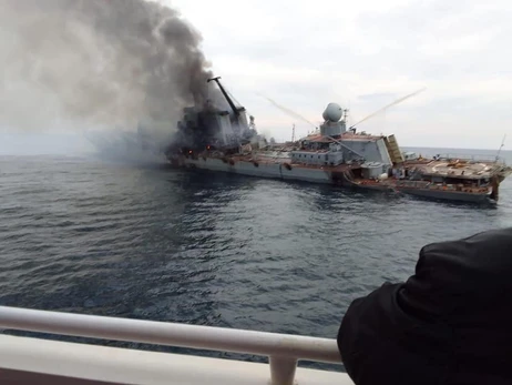 В соцсети появились возможные фотографии крейсера “Москва” после атаки