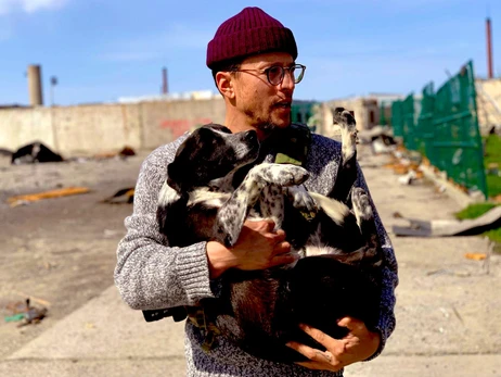 Режиссер последнего фильма о Джеймсе Бонде Фукунага спас щенка из под завалов на Харьковщине