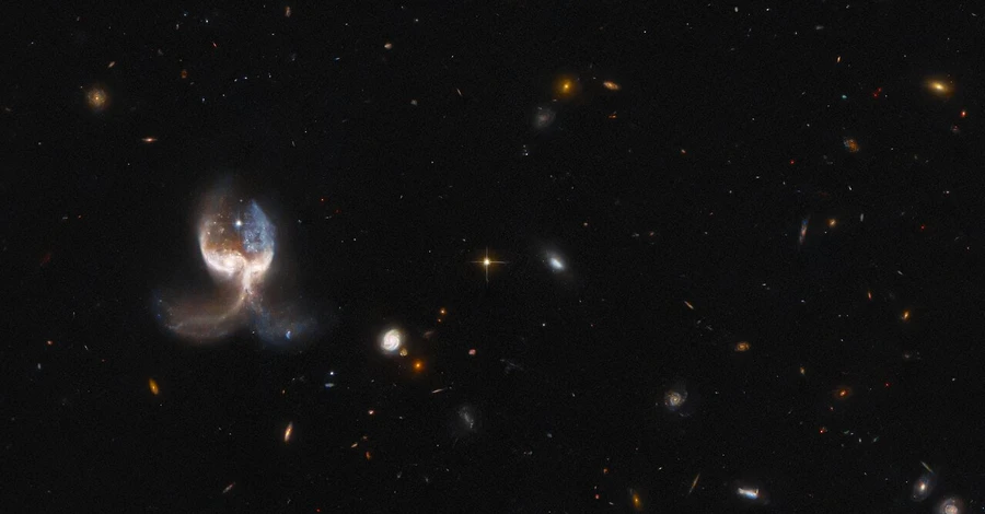Телескоп Hubble сделал снимки слияния двух крупных галактик: похожи на крылья ангела