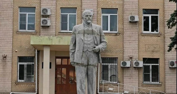 Российские оккупанты установили в Геническе памятник Ленину