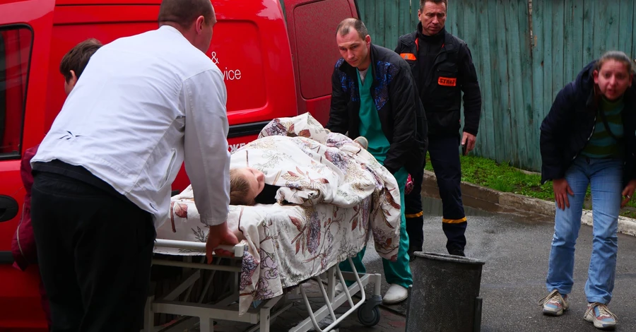 Спасатели привезли в Запорожье девочку, получившую тяжелые травмы при обстреле города Пологи