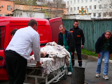 Спасатели привезли в Запорожье девочку, получившую тяжелые травмы при обстреле города Пологи