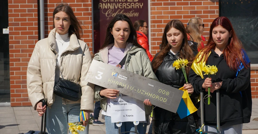 В Ужгороде прошел марш с чемоданами, посвященный украинским беженцам