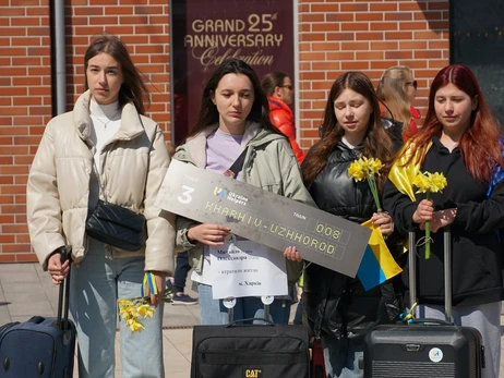 В Ужгороді пройшов марш із валізами, присвячений українським біженцям