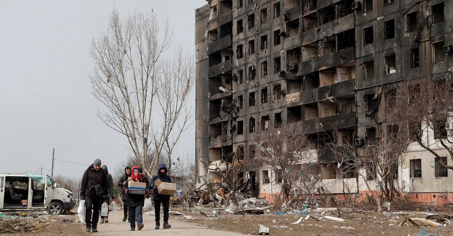 «Азов»: РФ сбросила на Мариуполь сверхмощную бомбу. Под завалами сотни людей 