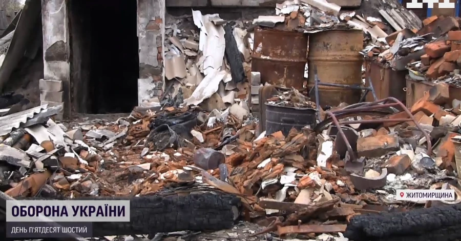 Жителі селища на кордоні з Білоруссю живуть у зруйнованих будинках поряд із могилами рідних