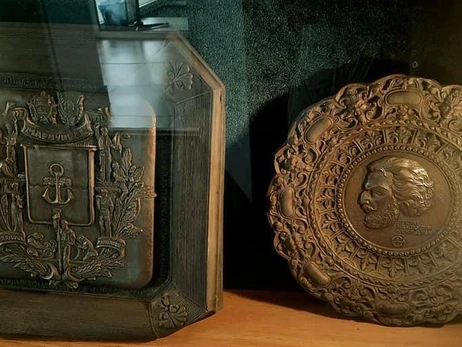 Росіяни вивезли унікальну колекцію з музею медальєрного мистецтва у Маріуполі