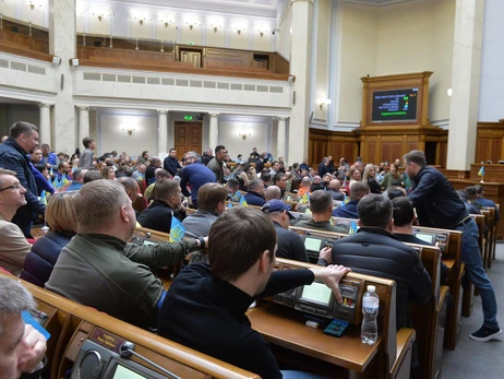 Военные решения парламента: забота о безработных и подарках для депутатов
