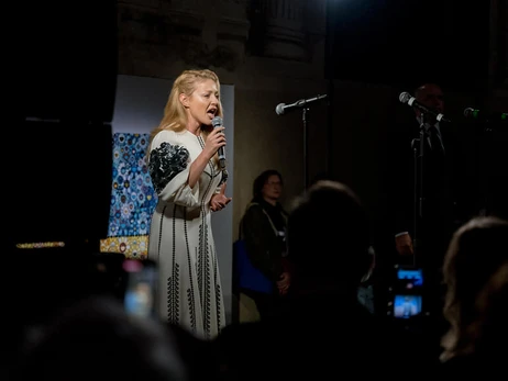 Тіна Кароль у вишиванці виконала гімн України на міжнародному арт-форумі Венеціанського бієнале