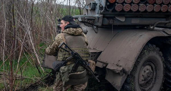 Генштаб про ситуацію на Донбасі: Ворог настає вздовж усієї лінії зіткнення