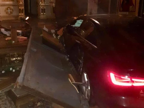 В Тернополе женщина на машине заехала в кафедральный собор, уничтожив плащаницу