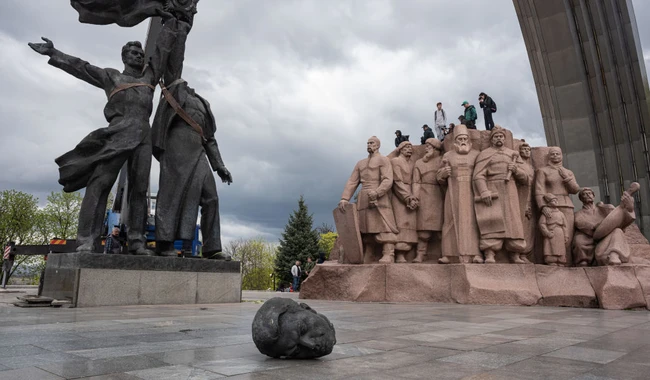 В Киеве демонтировали памятник под Аркой Дружбы народов