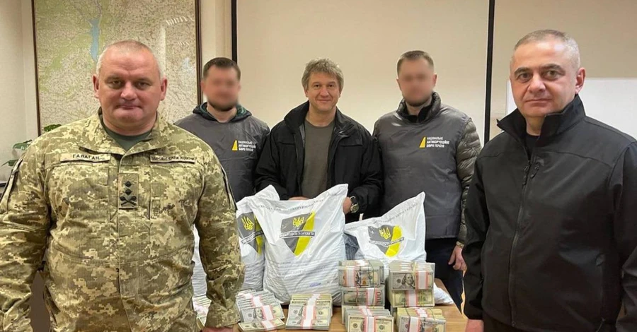 Крупнейшую в истории Украины взятку передали на поддержку ВСУ