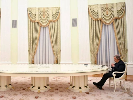 Путин принял Генсека ООН за знаменитым шестиметровым столом