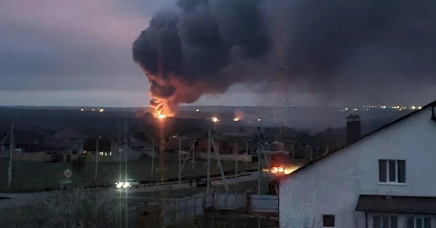 Подоляк прокоментував вибухи та пожежі в РФ: Карма – жорстока штука
