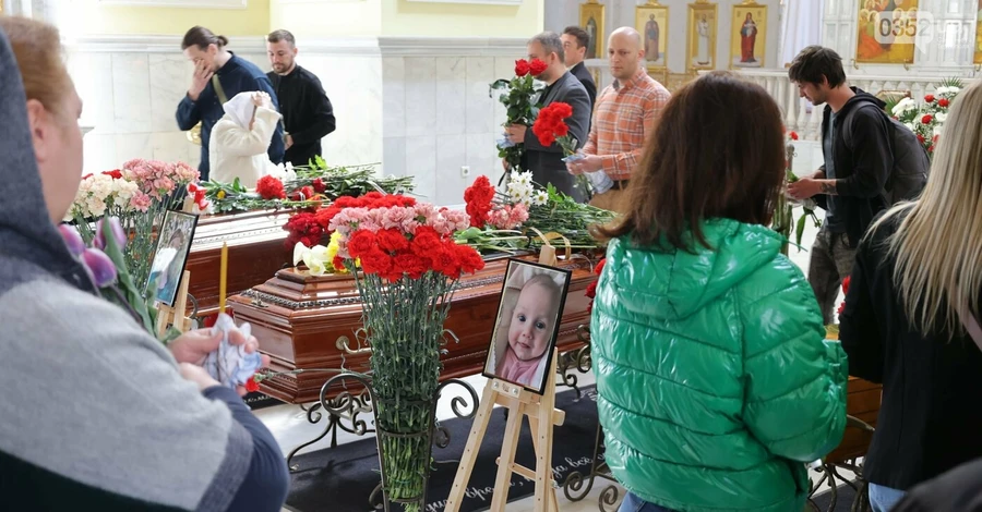 В Одессе попрощались с трехмесячной Кирой, ее мамой и бабушкой, погибшими накануне Пасхи