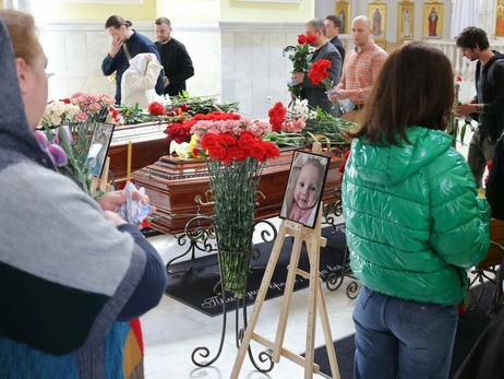 В Одессе попрощались с трехмесячной Кирой, ее мамой и бабушкой, погибшими накануне Пасхи