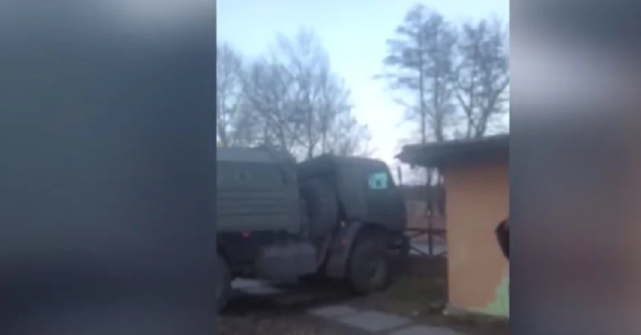 Под Киевом мужчина угнал у российских оккупантов грузовик и пригнал его на украинский блокпост