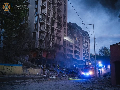 Кличко записал видео на фоне пострадавшей от ракеты новостройки