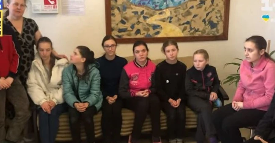 Семья с девятью детьми, убегая от российских оккупантов, попала в ДТП