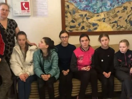 Сім'я з дев'ятьма дітьми, тікаючи від російських окупантів, потрапила в ДТП