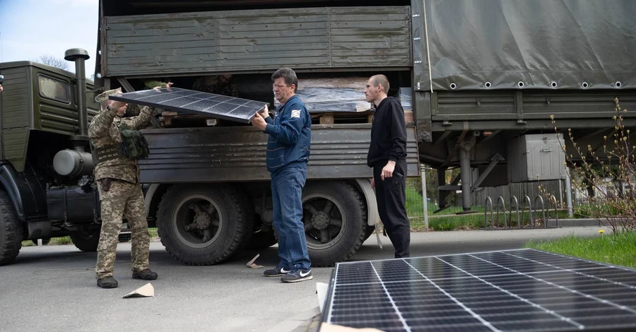 Илон Маск передал солнечные батареи Tesla больницам в Бородянке и Ирпене