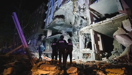 В Киеве спасатели ликвидируют последствия вражеского обстрела