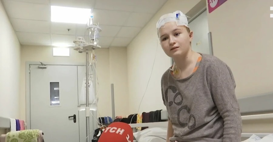 13-летняя Соня, которая выжила с осколком в мозге, идет на поправку и учится играть на гитаре