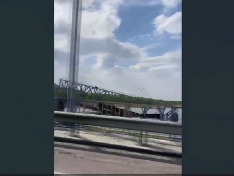 ВСУ подорвали на Донбассе железнодорожный мост с вражескими вагонами