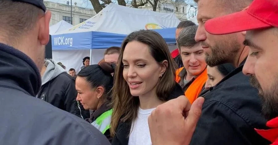 Анджелина Джоли приехала во Львов, где выпила кофе и пообщалась с переселенцами
