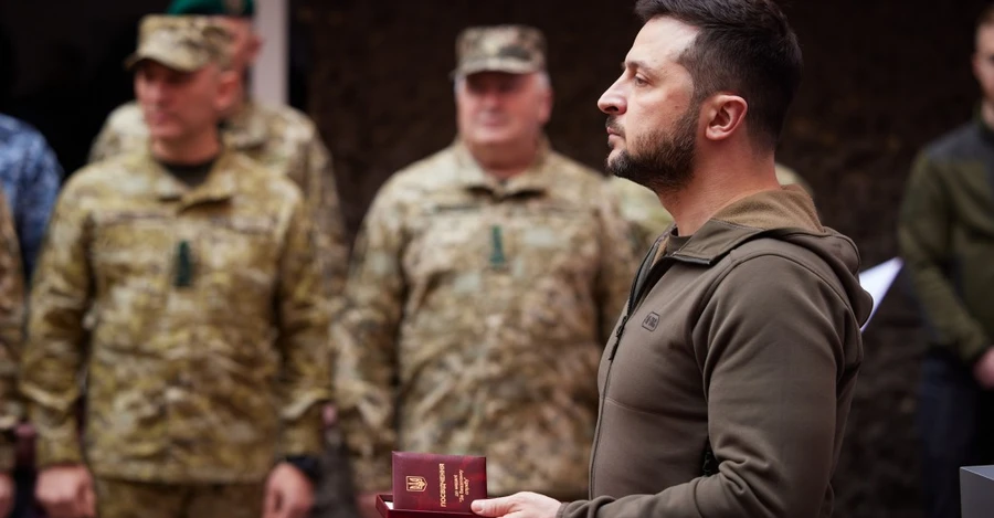 Зеленский поздравил украинских пограничников и вручил им награды 