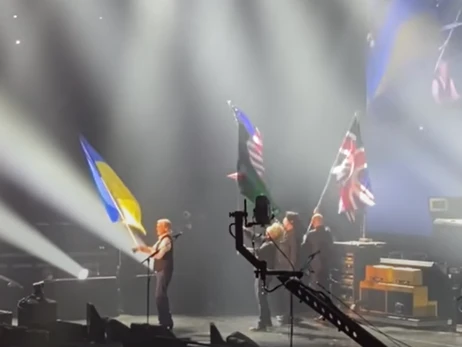 Пол Маккартні на концерті в США взяв прапор України і заспівав із віртуальним Джоном Ленноном
