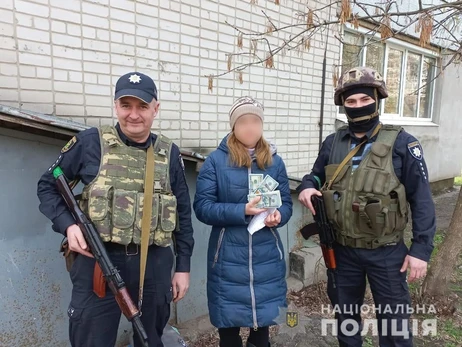 В Харькове женщине вернули 30 тысяч долларов, которые у нее украли в подвале дома