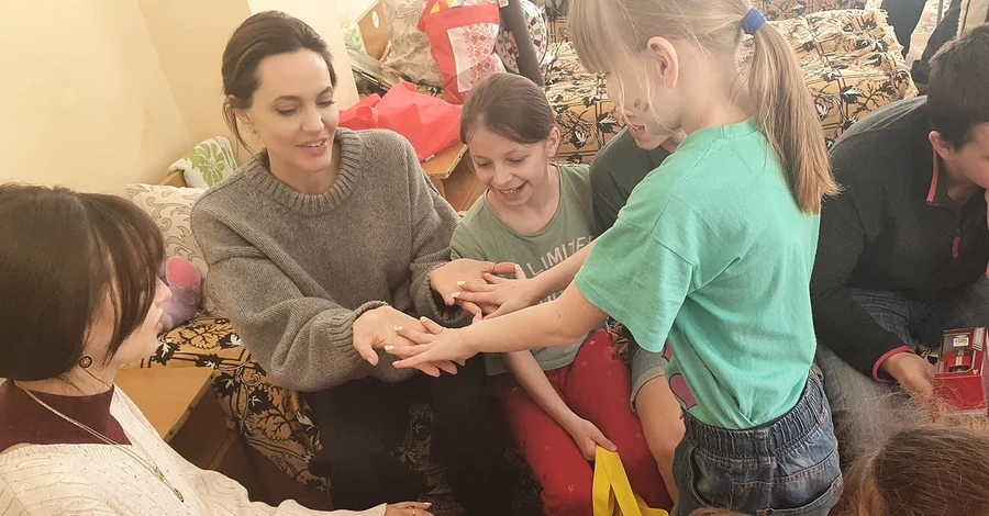 Анджелина Джоли рассказала о своем визите в Украину: Горжусь их стойкостью и мужеством 