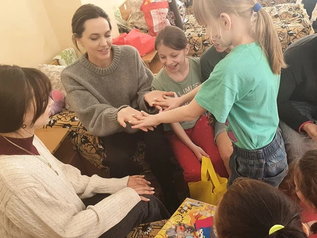Анджелина Джоли рассказала о своем визите в Украину: Горжусь их стойкостью и мужеством 