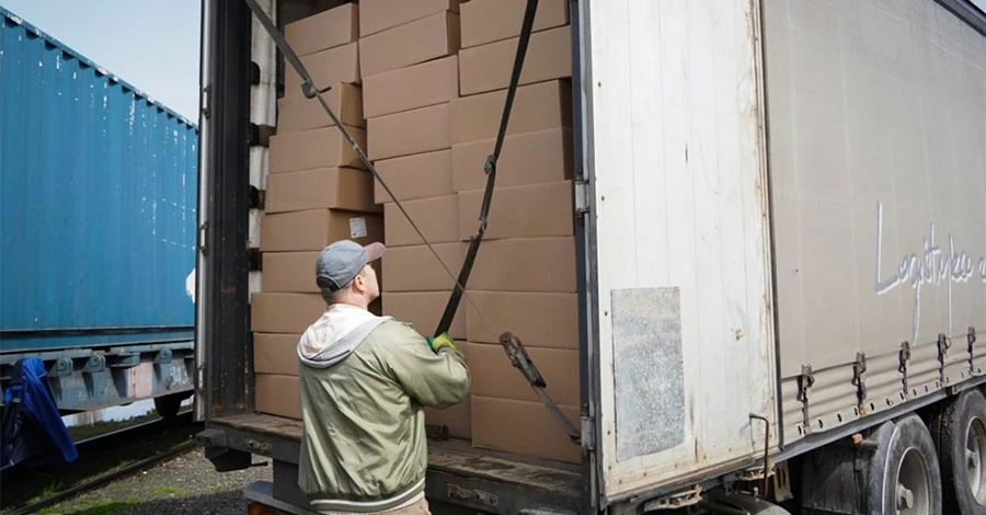 Полтавська ОВА розподілила між переселенцями та волонтерами десятки тонн гуманітарної допомоги з Польщі
