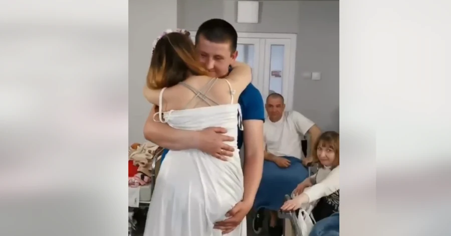 Медсестра из Лисичанска, потерявшая обе ноги, вышла замуж  