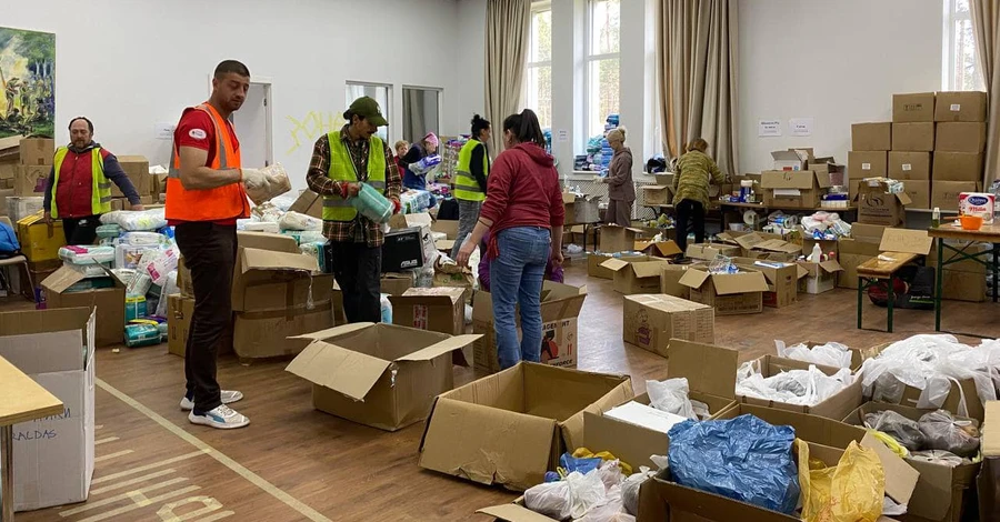 Волонтеры о раздаче гуманитарки: Люди приезжают на «Лексусах» и требуют всего и по максимуму