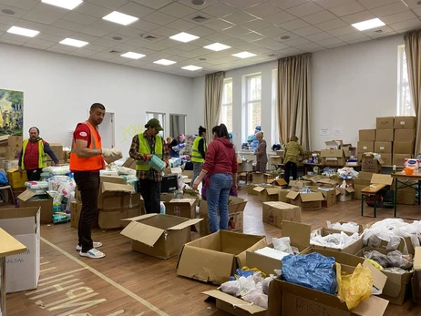 Волонтери про роздачу гуманітарки: Люди приїжджають на «Лексусах» і вимагають всього й по максимуму