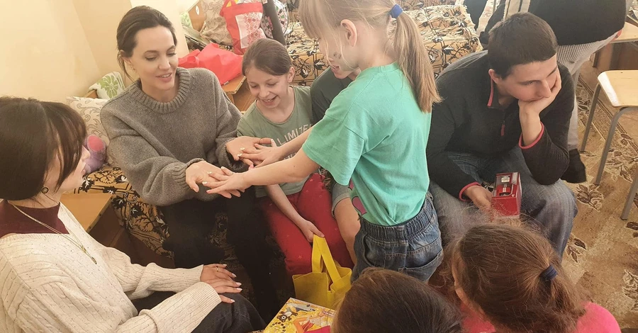Анджелина Джоли после Львова поехала в реабилитационный детский центр в Бориславе