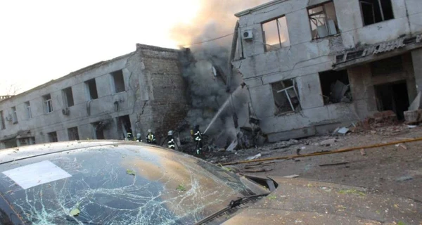 Наслідки ракетного удару по Одесі: медики рятують дівчину, ченці вставляють скло