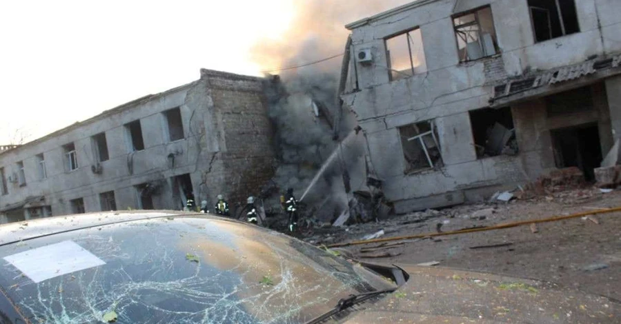 Последствия ракетного удара по Одессе: медики спасают девушку, монахи вставляют стекла