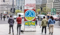 Берлинской стены с граффити символа мира цвета украинского флага