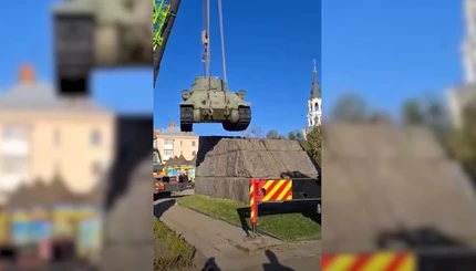У Житомирі демонтували пам'ятник-танк Т-34-85