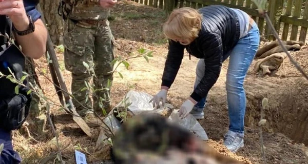 Под Киевом обнаружили тела двух мужчин, которых россияне расстреляли и переехали танком