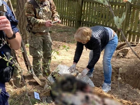 Під Києвом виявили тіла двох чоловіків, яких росіяни розстріляли та переїхали танком