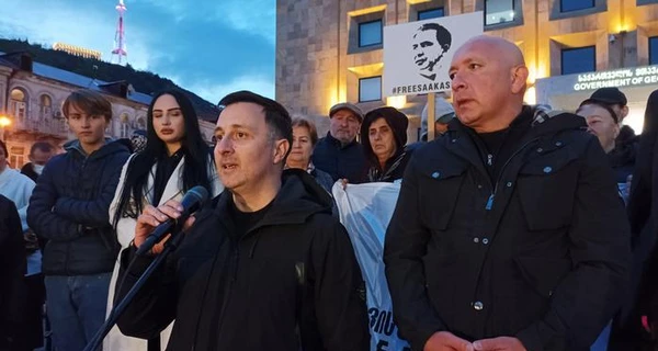Брати Саакашвілі зібрали акцію біля будівлі уряду Грузії: Він на межі життя та смерті