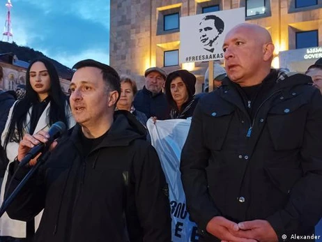 Брати Саакашвілі зібрали акцію біля будівлі уряду Грузії: Він на межі життя та смерті
